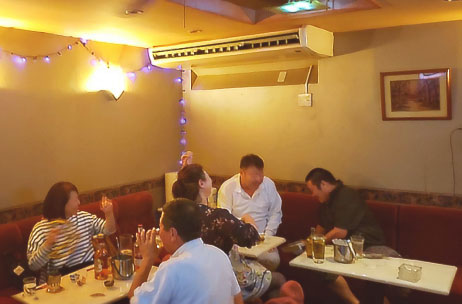 店内テーブル席画像